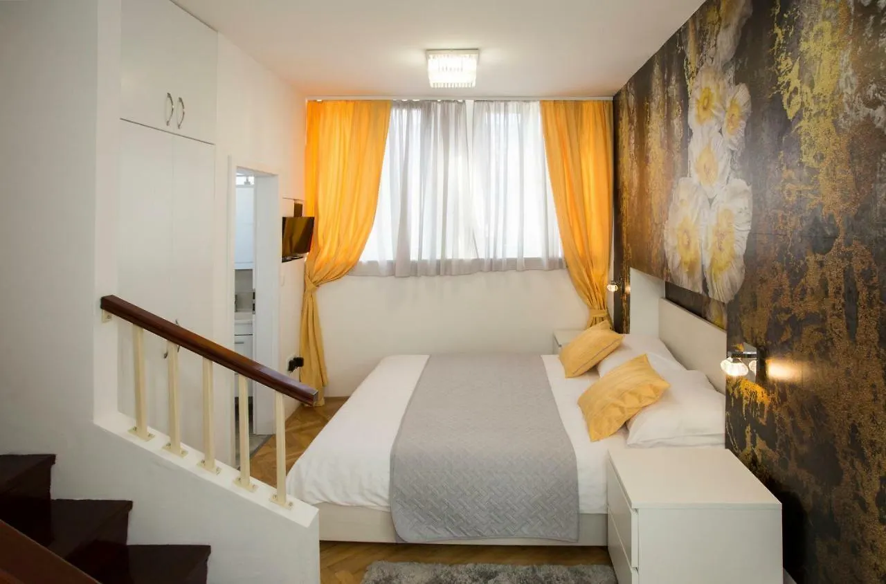 Apartment & Room Split Lea