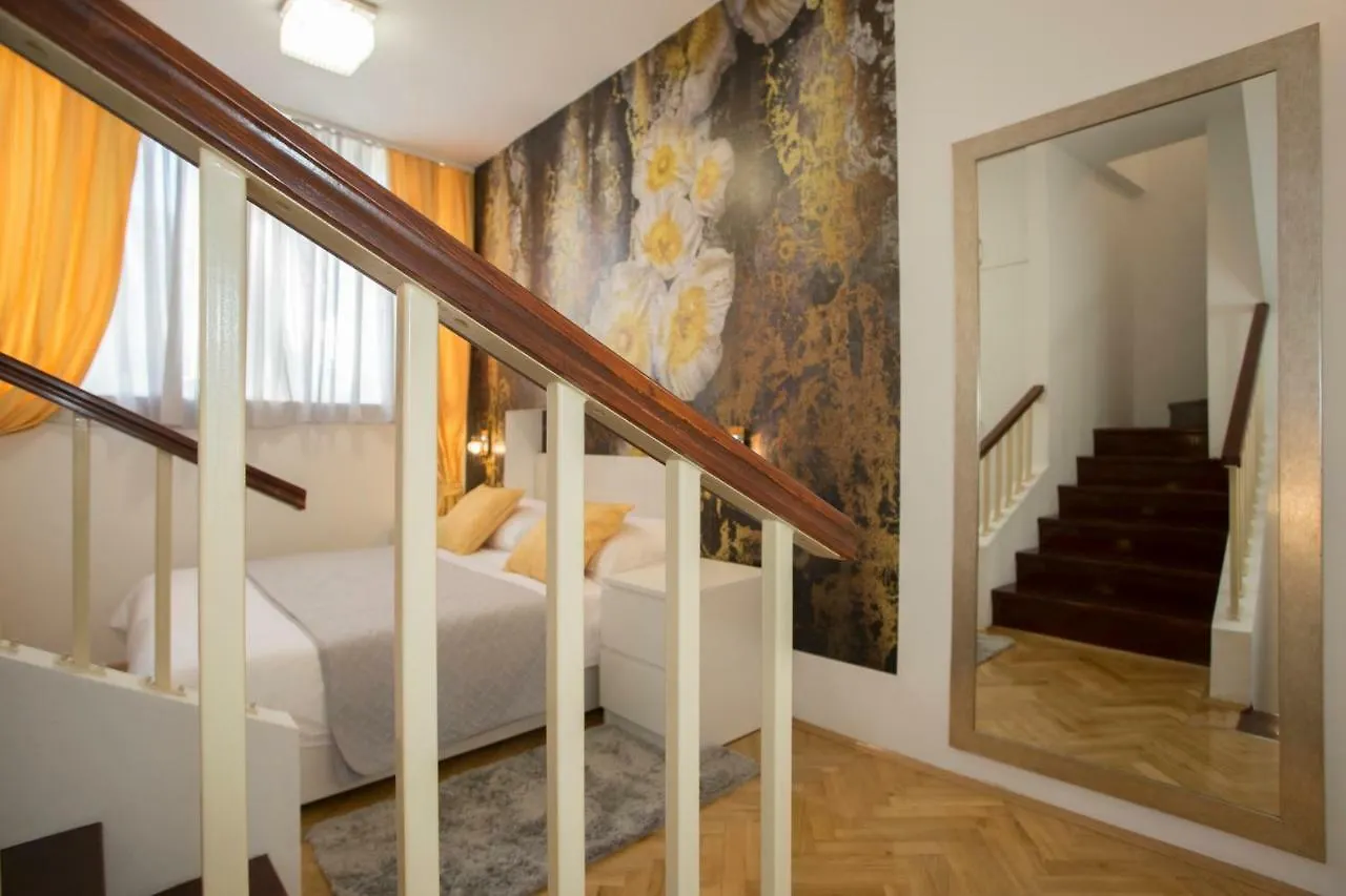 Apartment & Room Split Lea